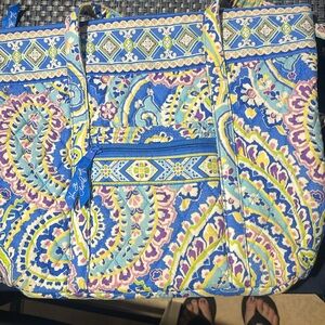 Great condition, Cute Vera Bradley Paisley, Print Purse.
